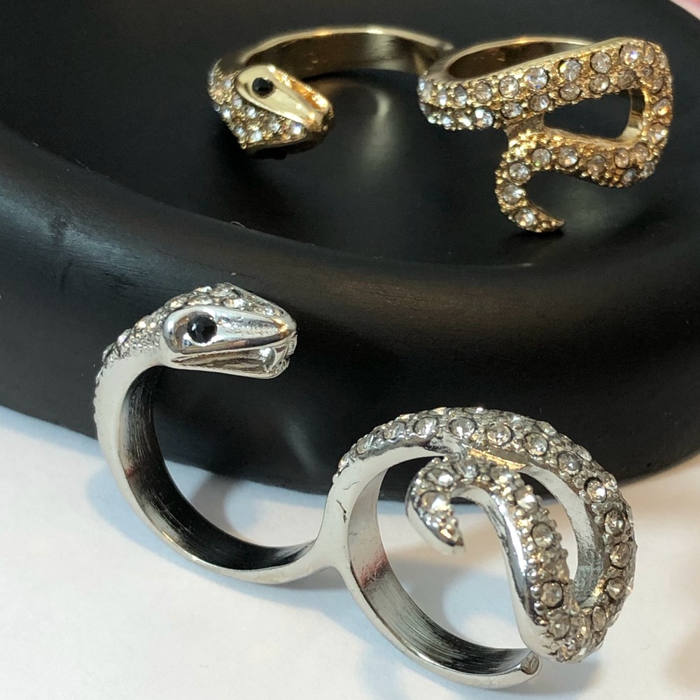 💙New💙 Snake Double Finger Crystal Ring NWT - Picture 1 of 8